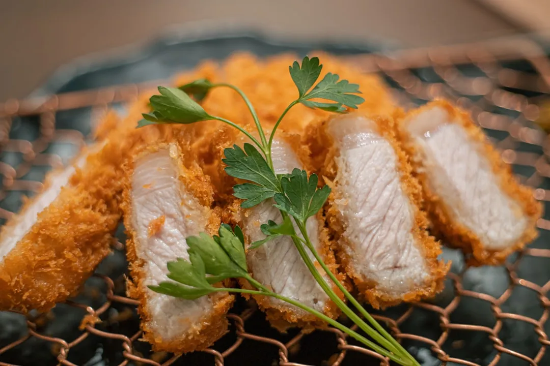 Panierte, goldbraun gebratene Schnitzel-Scheiben in Nahaufnahme