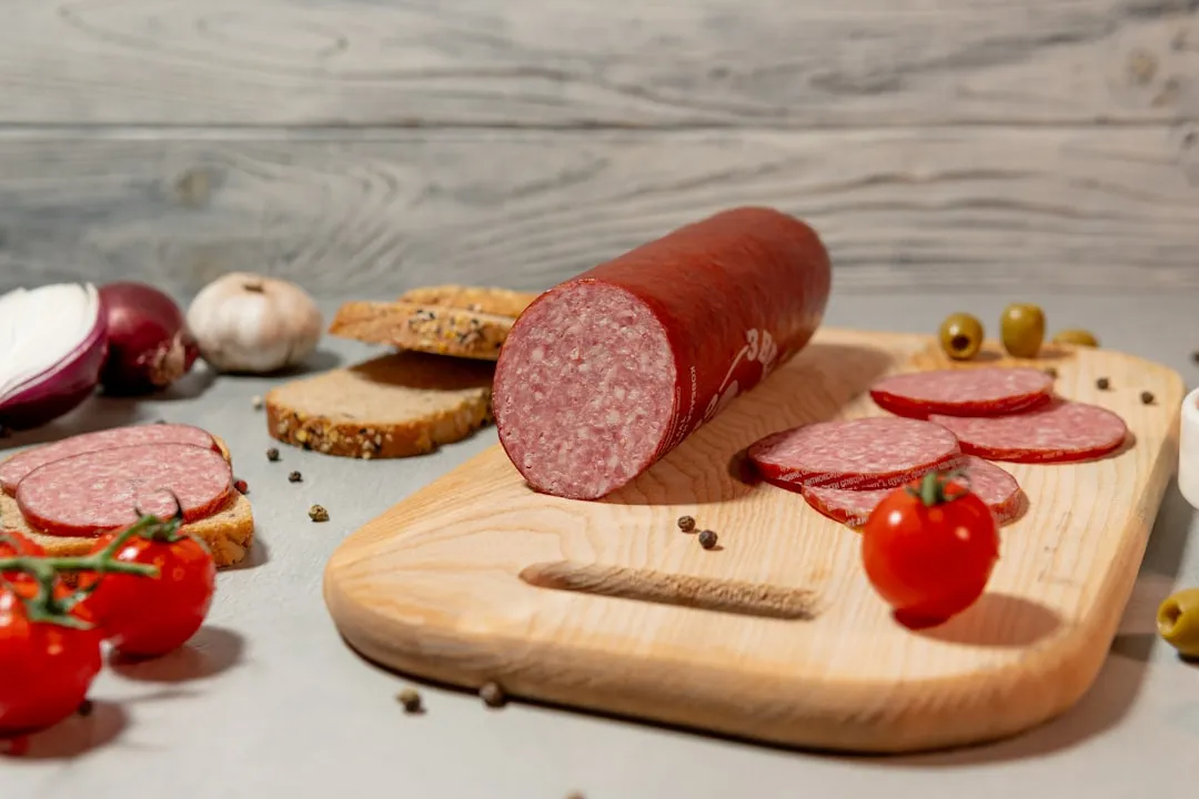 Aufgeschnittene Salami und Räucherwurst auf einem Holzbrett