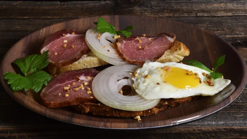 Strammer Max mit Schinken und Spiegelei auf Bauernbrot